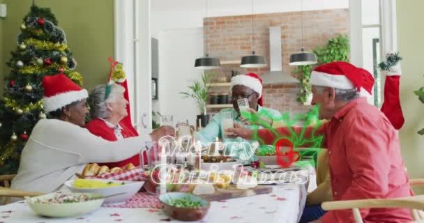 クリスマスの食事テーブルで先輩の多様な友人以上のクリスマスの挨拶テキストのアニメーション クリスマスの伝統 お祝いと祭りのコンセプトデジタル生成ビデオ — ストック動画