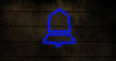 Ahşap duvarda parlayan dijital mavi uyarı çan simgesinin birleşimi, kopyalama alanı. Sosyal medya, bilgi, aydınlanma, hatırlatma, sembol ve teknoloji kavramı.