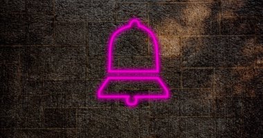 Eski duvarda parlayan pembe dijital uyarı çanı simgesinin birleşimi, kopyalama alanı. Sosyal medya, bilgi, aydınlanma, hatırlatma, sembol ve teknoloji kavramı.
