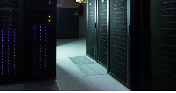 コピースペースに黒いサーバーとデータストレージシステムとサーバーラック 変更されていない ネットワークセキュリティ データセンター ネットワーク テクノロジー ネットワークサーバーの概念 — ストック写真