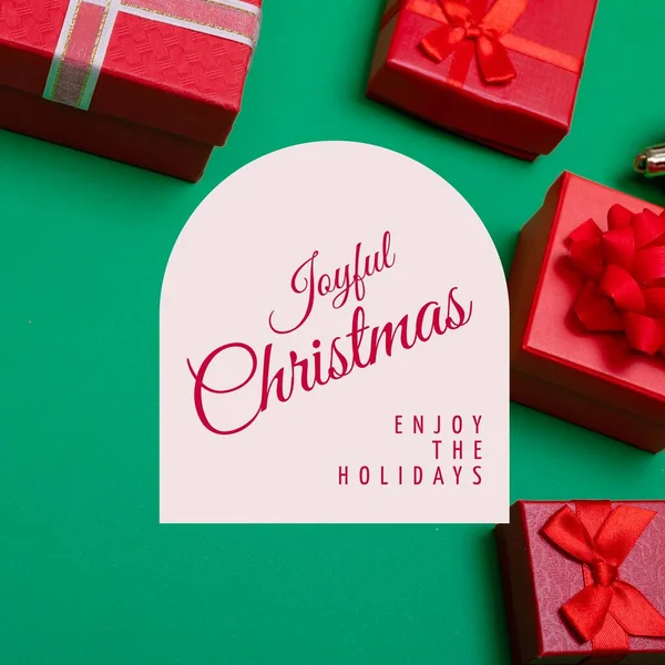 Sammansättning Jul Hälsningar Text Över Tagg Och Julklappar Grön Bakgrund — Stockfoto