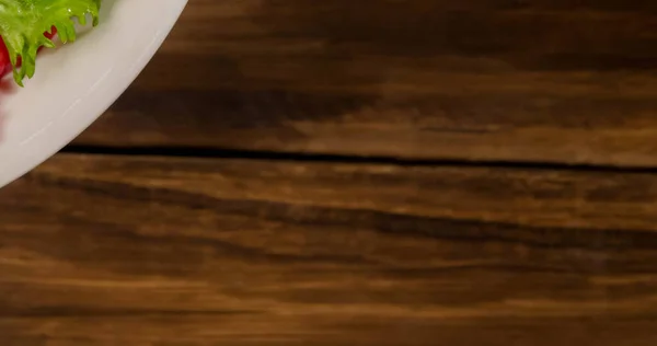 Вид Сверху Обрезанный Овощной Салат Чаше Над Деревянным Столом Копировальное — стоковое фото