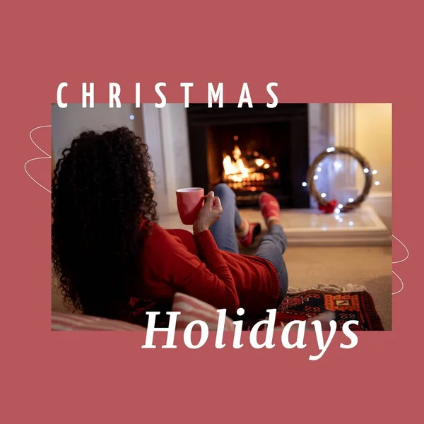 Composición Las Vacaciones Navidad Ofrecen Texto Sobre Mujer Biracial Junto —  Fotos de Stock