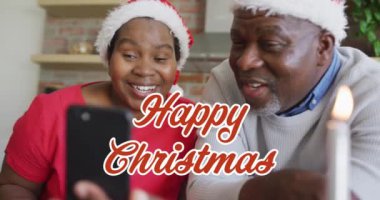 Yılbaşı kutlamalarının animasyonu, Afrika kökenli Amerikalı bir çiftin Noel 'de akıllı telefondan mesajlaşması. Noel geleneği, kutlama ve şenlik konsepti dijital olarak oluşturuldu.