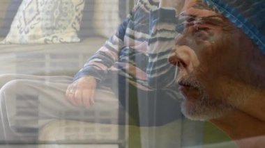 Kafkasyalı yaşlı kadınlar yerine ameliyathanede cerrahların canlandırılması. Küresel tıp konsepti dijital olarak oluşturulmuş video.