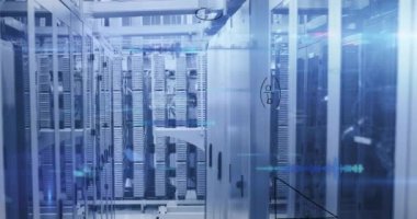 Bilgisayar sunucularına karşı matematik denklemleri ve veri işleme animasyonları. İş veri depolama teknolojisi kavramı