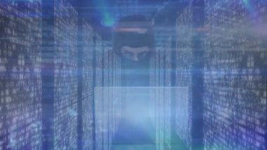 Dizüstü bilgisayar kullanan erkek hacker 'a karşı mozaik karelerle ekranların üzerindeki ışık izlerinin animasyonu. Siber güvenlik ve iş veri depolama teknolojisi kavramı