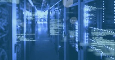 Sunucu odasındaki ekranlarda dijital arayüz ve veri işleme animasyonları. Dijital olarak oluşturulmuş küresel veri işleme kavramı.