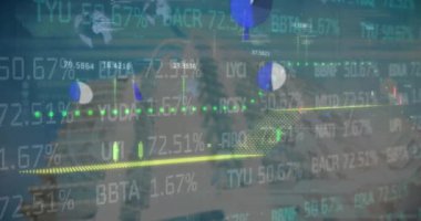 Veri işleme üzerinde şehir manzarası animasyonu. küresel iş ve dijital arayüz kavramı dijital olarak oluşturulmuş video.