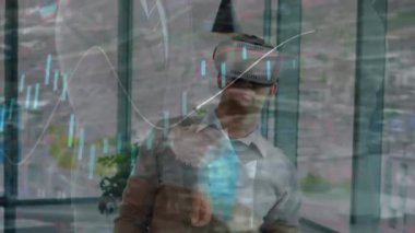 VR kulaklık kullanılarak Kafkas iş adamının veri işleme animasyonu. Küresel iş ve dijital arayüz kavramı dijital olarak oluşturulmuş video.