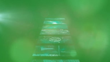 Yeşil arkaplanda hareket eden ekranların ve ışıkların animasyonu. Arkaplan ve anlar konsepti dijital olarak oluşturulmuş video.