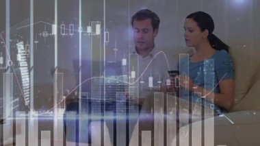 Kredi kartı kullanan mutlu beyaz çift hakkında istatistiksel veri işleme animasyonu. Küresel ekonomi ve aile bütçesi kavramı