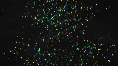Siyah arka planda şimşek üzerine konfeti animasyonu. Işık, şablon ve hareket konsepti dijital olarak oluşturulmuş video.