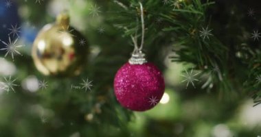 Noel ağacında yapılan tebrik mesajlarının animasyonu. Noel, şenlik, kutlama ve gelenek konsepti dijital olarak oluşturuldu.