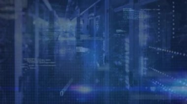 Boş bilgisayar sunucu odasında mavi ışık noktaları ve veri işleme animasyonu. Bilgisayar arayüzü ve iş veri depolama teknolojisi kavramı