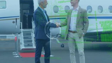 Havaalanında el sıkışan iki beyaz iş adamının veri işleme ve tarayıcılarının animasyonu. İş teknolojisi kavramı