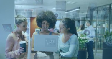 Ofisteki çeşitli iş adamları üzerinde veri işleme animasyonu. Küresel iş ve dijital arayüz kavramı dijital olarak oluşturulmuş video.