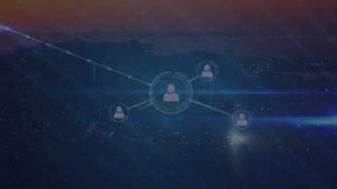 Şehir manzarası üzerindeki bağlantı ağının animasyonu. küresel iş ve dijital arayüz kavramı dijital olarak oluşturulmuş video.