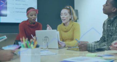 Ofisteki çeşitli iş adamları üzerinde veri işleme animasyonu. Küresel iş ve dijital arayüz kavramı dijital olarak oluşturulmuş video.