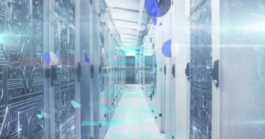 Bilgisayar sunucu odasına karşı veri işleme ile matematiksel denklemlerin ve ekranların animasyonu. İş veri depolama teknolojisi kavramı