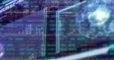 Karanlık arka planda finansal veri işleme animasyonu. Küresel iş ve veri işleme kavramı dijital olarak oluşturulmuş video.