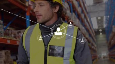 Depoda yürürken gülümseyen beyaz erkek işçilere karşı profil simgelerinin animasyonu. Küresel ağ ve lojistik iş teknolojisi kavramı