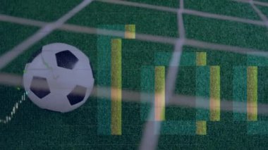 Çim tarlasında futbol topunun yakın planına karşı finansal veri işleme animasyonu. Küresel finans ve spor teknolojisi kavramı