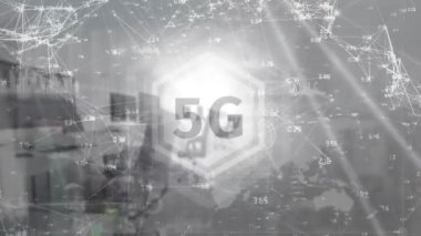 Boş ofise karşı veri işleme ve bağlantı ağı üzerinden 5g metin animasyonu. Küresel ağ ve iş teknolojisi kavramı