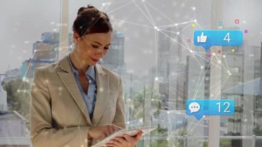 Kafkasyalı iş kadınları üzerinde bağlantılar ve sosyal medya ikonlarının animasyonu. Küresel iş kavramı dijital olarak oluşturulan video.