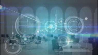 Boş ofise karşı veri işleme ağı üzerinden mavi ışık izlerinin animasyonu. Küresel ağ ve iş teknolojisi kavramı