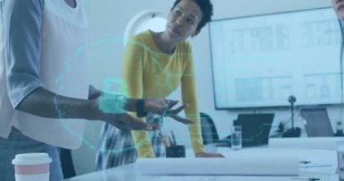 Ofisteki çeşitli iş adamları üzerinde asma kilit animasyonu. Küresel iş ve dijital arayüz kavramı dijital olarak oluşturulmuş video.