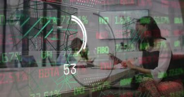 İş kadınları üzerinde finansal veri işleme animasyonu. Küresel iş ve veri işleme kavramı dijital olarak oluşturulmuş video.
