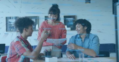 Ofisteki çeşitli iş adamları üzerinde veri işleme animasyonu. Küresel iş ve dijital arayüz kavramı dijital olarak oluşturulmuş video.