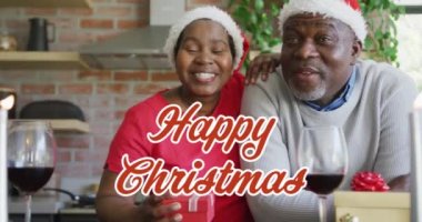 Yılbaşı kutlamalarının animasyonu Noel 'de Afrika kökenli Amerikalı çift üzerinde Noel Baba şapkası ile mesajlaşıyor. Noel geleneği, kutlama ve şenlik konsepti dijital olarak oluşturuldu.