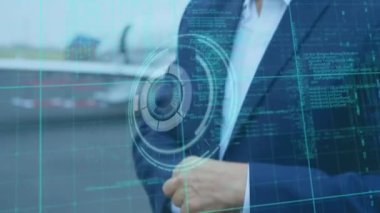 Havaalanındaki beyaz iş adamının veri işleme ve yuvarlak tarayıcısının animasyonu. İş teknolojisi kavramı