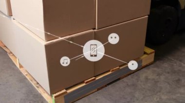 Forklift büyük bir depodaki kutuları topluyor..