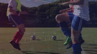 Çeşitli futbol oyuncuları üzerinde veri işleme animasyonu. Küresel spor, bilgisayar ve dijital arayüz kavramı dijital olarak oluşturulmuş video.
