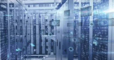 Bilgisayar sunucu odasına karşı matematik denklemleri ve veri işleme animasyonları. Bilgisayar arayüzü ve iş veri depolama teknolojisi kavramı