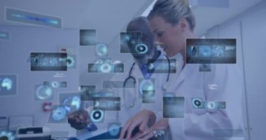 Çeşitli doktorların konuştuğu veri işleme animasyonu. Küresel tıp ve dijital arayüz kavramı dijital olarak oluşturulmuş video.