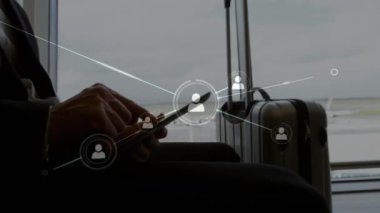 Havaalanında dijital tablet kullanan Kafkasyalı işadamı profili simgelerinin animasyonu. Küresel ağ ve iş teknolojisi kavramı