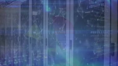 Mavi ışık izlerinin animasyonu ve bilgisayar sunucu odasına bağlı bağlantılar. Küresel ağ ve iş veri depolama teknolojisi kavramı