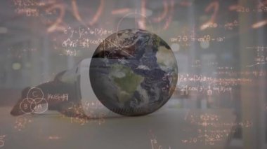 Matematiksel denklemlerin animasyonu ve vr kulaklık üzerinde dünya. Teknoloji, bilim ve dijital arayüz kavramı dijital olarak oluşturulmuş video.
