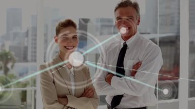 Kameraya bakan Kafkasyalı iş adamları üzerinden bağlantı ağının animasyonu. İş, iletişim, bağlantılar ve teknoloji konsepti dijital olarak oluşturulmuş video.