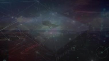 Asma kilit simgesi üzerinde veri işleme ile bağlantı ağının animasyonu. Teknoloji, çevrimiçi güvenlik ve dijital arayüz kavramı dijital olarak oluşturulmuş video.