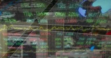 Şehir manzarası üzerinde veri işleme animasyonu. küresel iş ve dijital arayüz kavramı dijital olarak oluşturulmuş video.