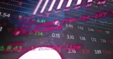 Şehir manzarası üzerinde veri işleme animasyonu. küresel iş ve dijital arayüz kavramı dijital olarak oluşturulmuş video.