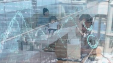 Mali ve borsa veri işlemlerinin animasyonu. Beyaz adamın hesaplama maliyesine karşı. Küresel ekonomi ve aile bütçesi kavramı
