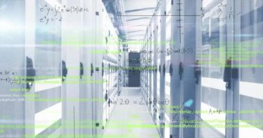 Boş bilgisayar sunucu odasına karşı veri işleme ve matematiksel denklemlerin animasyonu. İş veri depolama teknolojisi kavramı