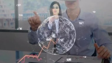 VR kulaklık kullanan beyaz iş adamları üzerinden veri işleme animasyonu. Küresel iş ve dijital arayüz kavramı dijital olarak oluşturulmuş video.
