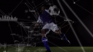 Afro-Amerikan futbolcu üzerinden veri işleme ağı bağlantılarının animasyonu. Küresel spor, bilgisayar ve dijital arayüz kavramı dijital olarak oluşturulmuş video.